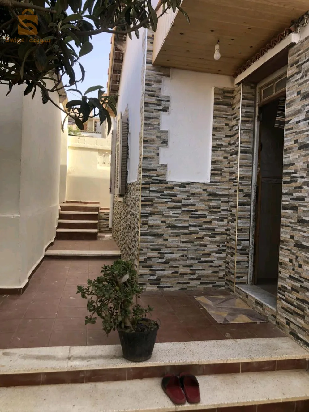 جاهز للبيع مسحته 216 m يتكون من غرفتين و صالون و مطبخ و فناء و مرآب يبعد عن بحر 350 متر عن البحر يتوفر على كل متطلبات حياة (غاز انترنات كهرباء ماء و طريق مجهز و يقرب من ابتدائية و متوسطة 50m و عيادة طبية و مركز بريد و مسجد و قاعة رياضية و طريق وطني رقم24 _100m
ومنزل 10/10 مع مرآب و حديقة