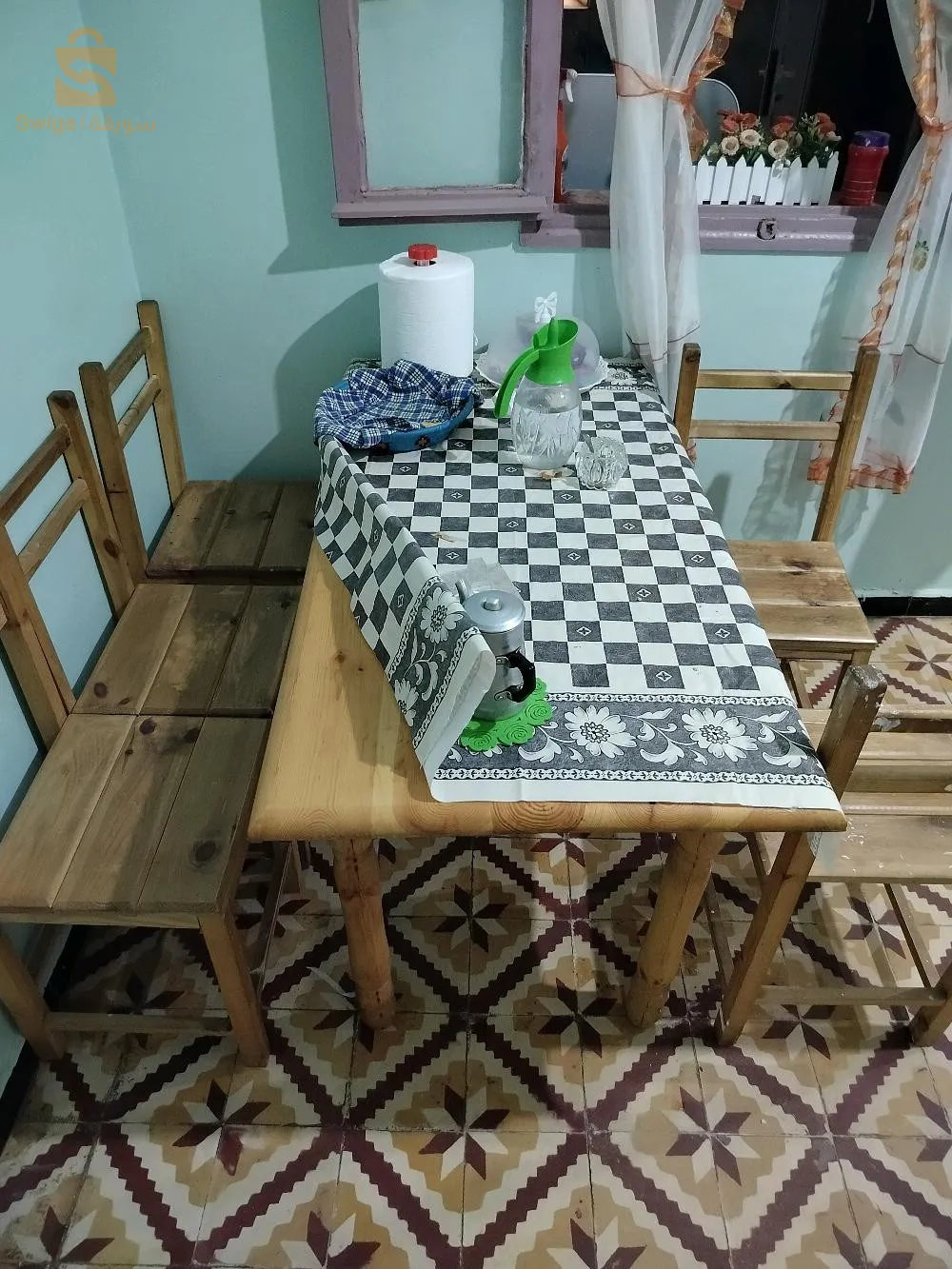 طاولة اكل  مع خمسة(05) كراسي 
 رقم الهاتف 0698091791