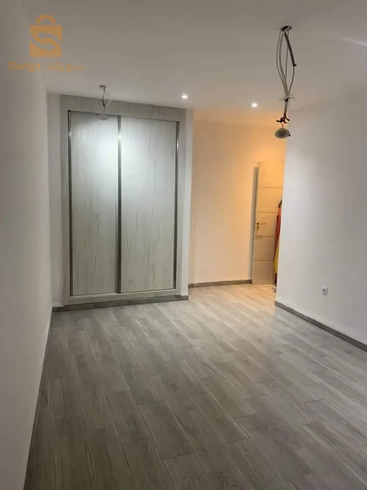 Loue f4 en 3éme étage a sebala (résidence azalia) superficie 130 m2 .cuisine équipée 
Box .chauffage central 
Prix : 9u/mois