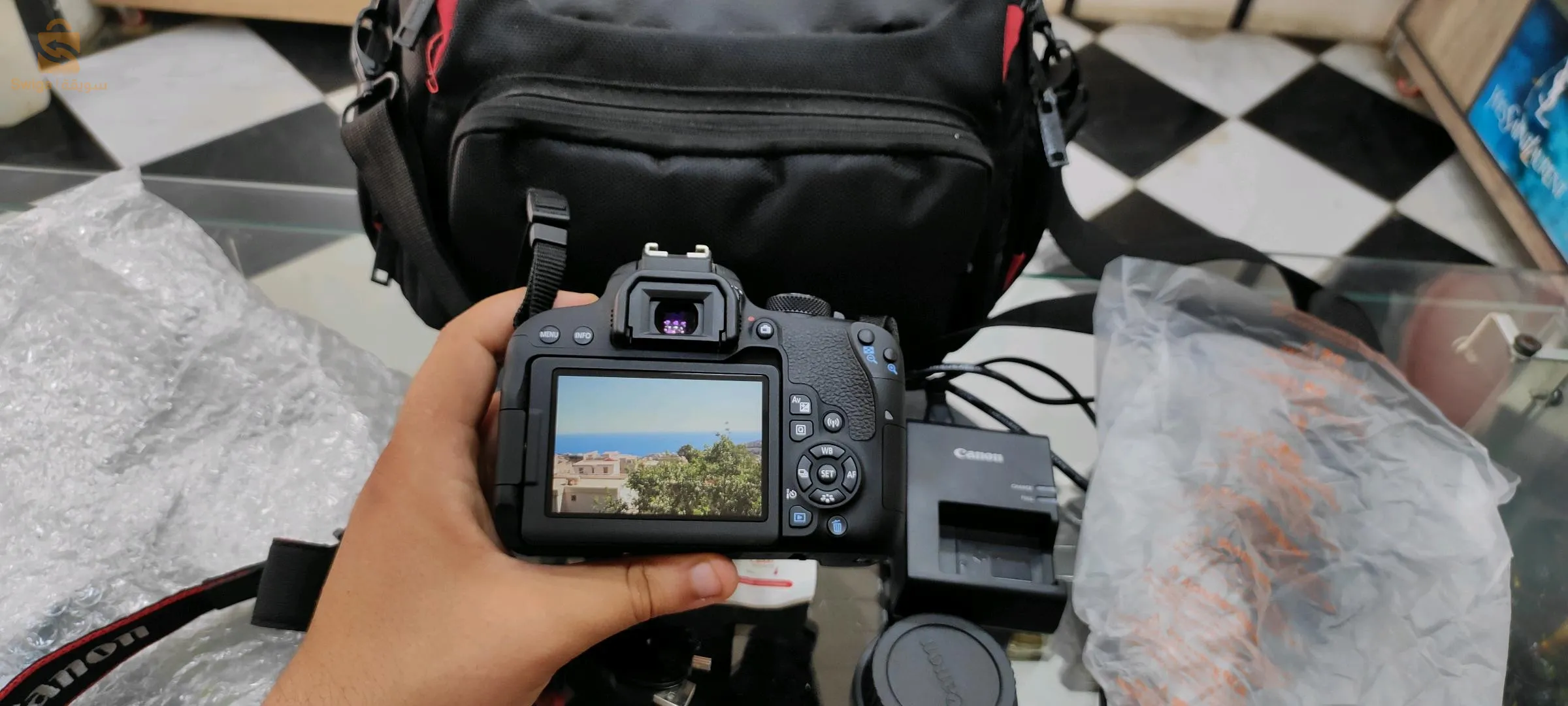 ٱلة تصوير كانون 800D لم تستخدم إلا قليلا حالة جديدة عدد الكبسات 1.6k