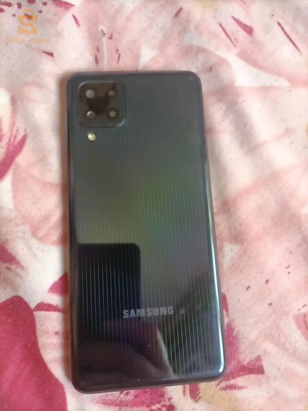 بيع هاتف نقال مفيه حتى مشكل الا كاميرا الخلفية مشققة و لكن  ميجنيش في التصوار اخرجو صافيين