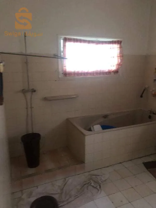 المساحة الكلية 450 المبنية 180 الواجهة 30 تحتوي على جميع الوثائق قابلة للهدم