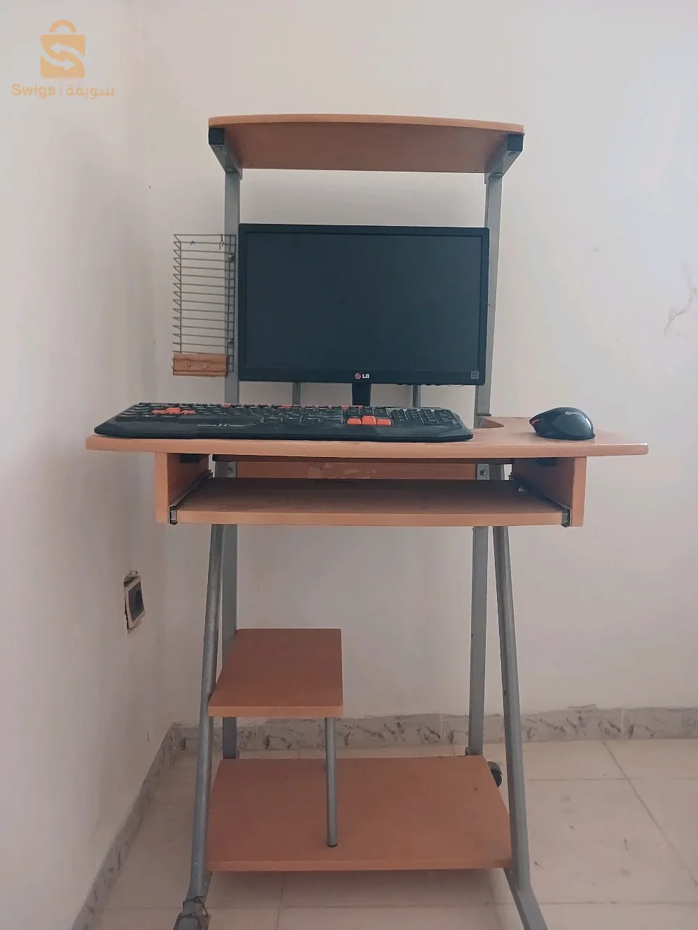 Table pc + ècran LG 19M35 + CLAVIER et SOURIS SANS FILE