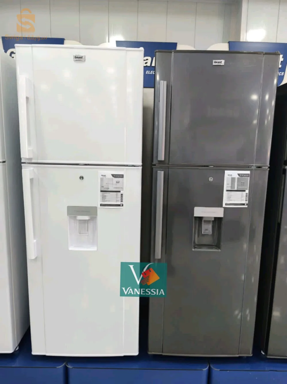 ثلاجة مع موزع الماء البارد