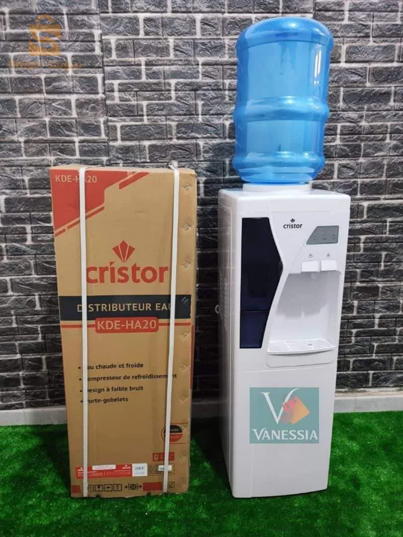Distributeur d'eau avec bouteille d'eau marque cristor