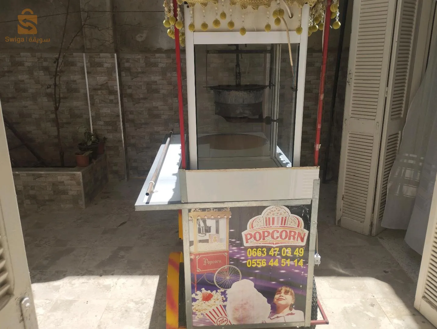 آلة صنع الفشار+طاولة