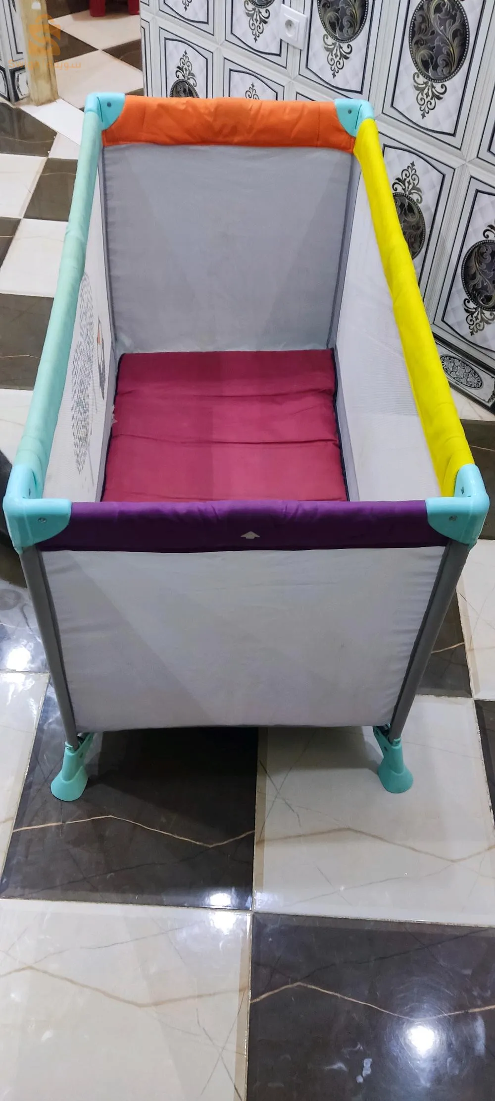 سرير اطفال هابط كابة 😍✨🇲🇫  نظيف 10/10