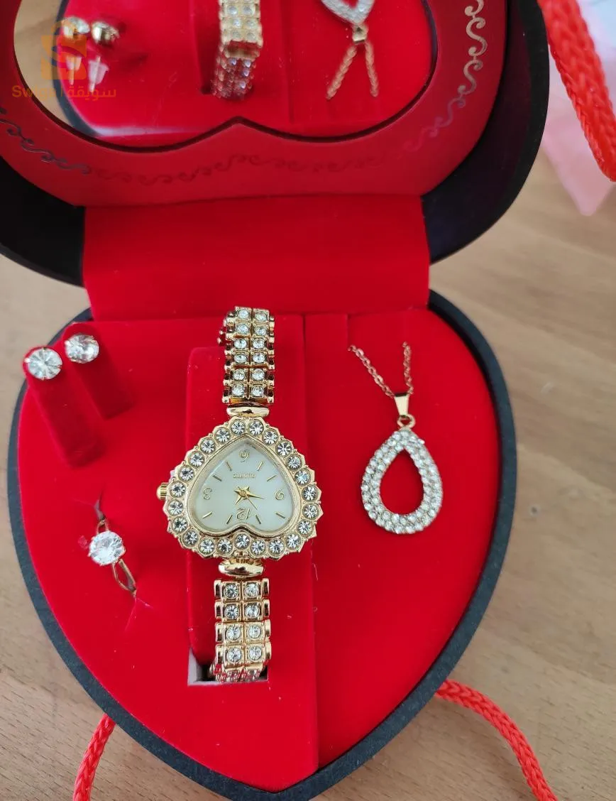 باك ساعة سنسلة + خاتم +مناڨش مع علبة بمرآة