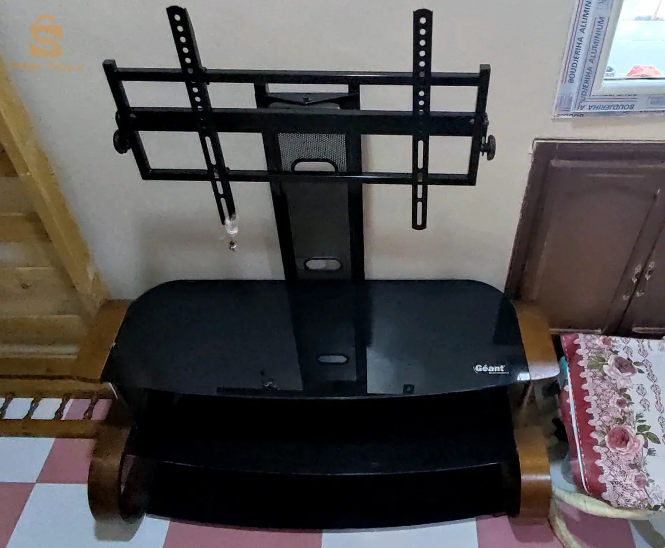 طاولة تلفاز عصرية انيقة من Géant