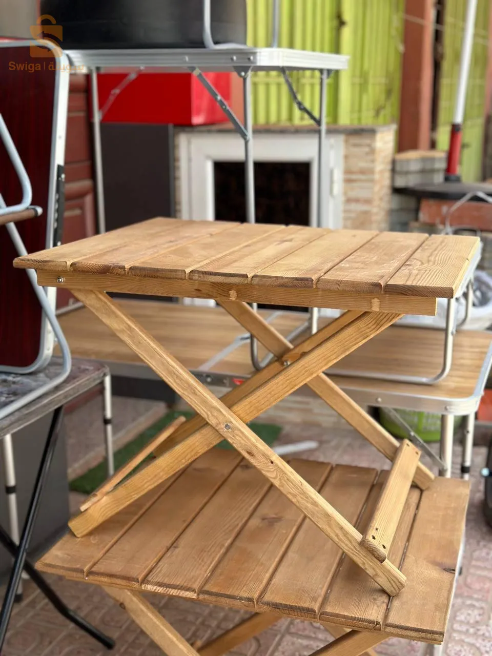 طاولة خشبية