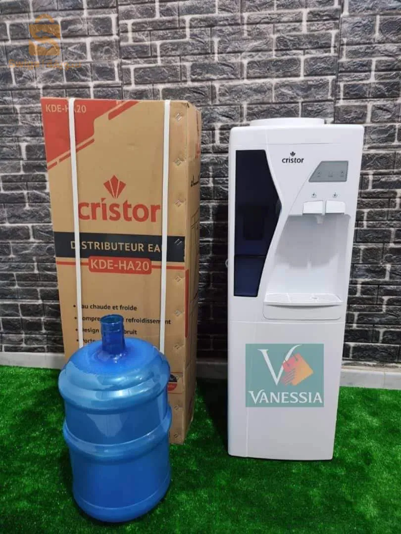 Distributeur d'eau avec bouteille d'eau marque cristor