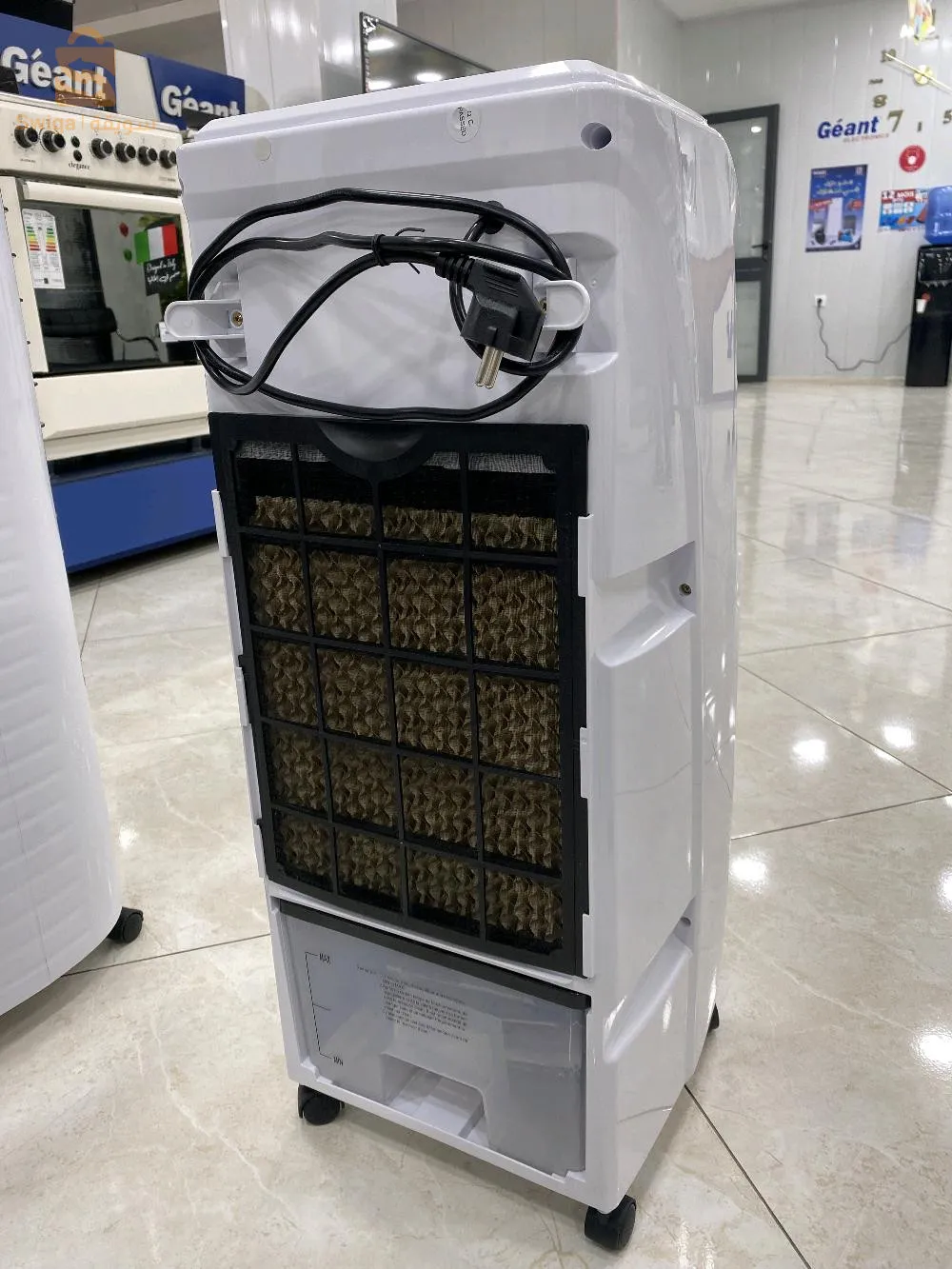 مبرد هواء بل ماء افضل اختيار للتبريد 
سعة تخزين ماء 10 لتر مع ضمان 24 شهر مع خدمة التوصيل متوفرة 58ولاية