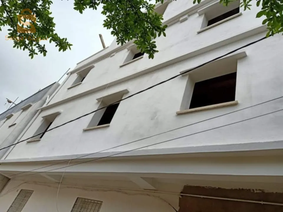 بيع فيلا 300 م حي السلام خرايسية تحتوي على 9 شقق ذات ابعة غرف 5 منها فيني 100%   4 فيني 60% الحي هادى ١٠