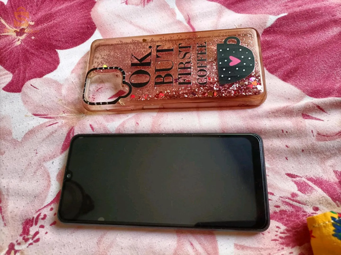 بيع هاتف نقال مفيه حتى مشكل الا كاميرا الخلفية مشققة و لكن  ميجنيش في التصوار اخرجو صافيين