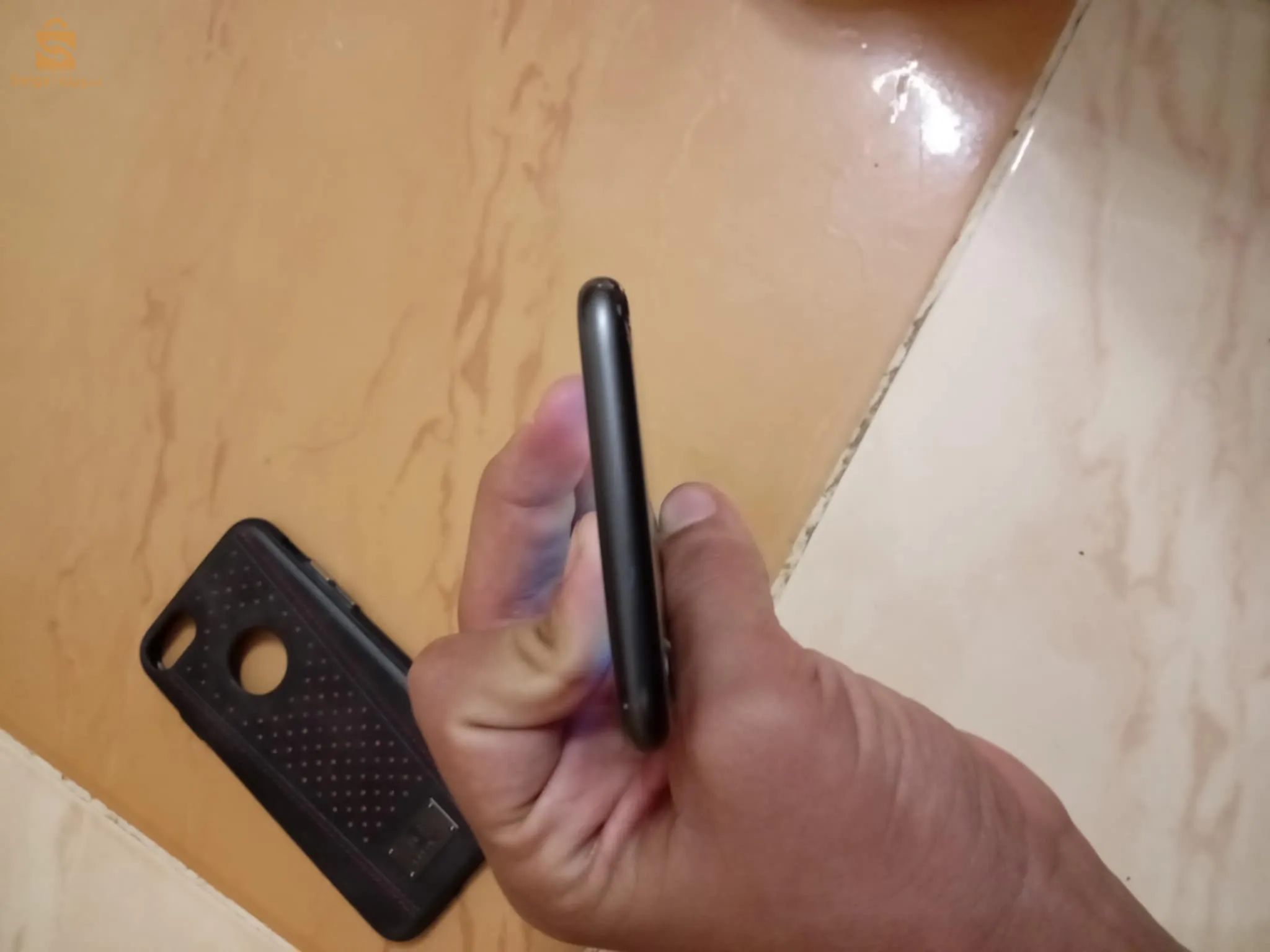 iPhone 8 état 8/10 ala gal darba li fi laryar machi mftoh ga3 w machi libiry officiel (mdm) batry 89 stocag 64