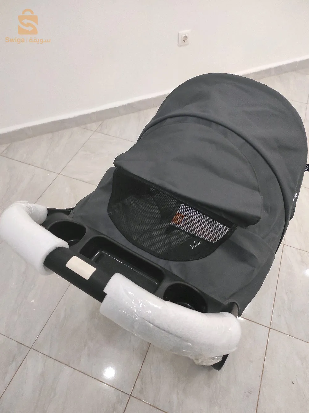 عربة اطفال  مع مقعد اطفال من علامة مسجلة