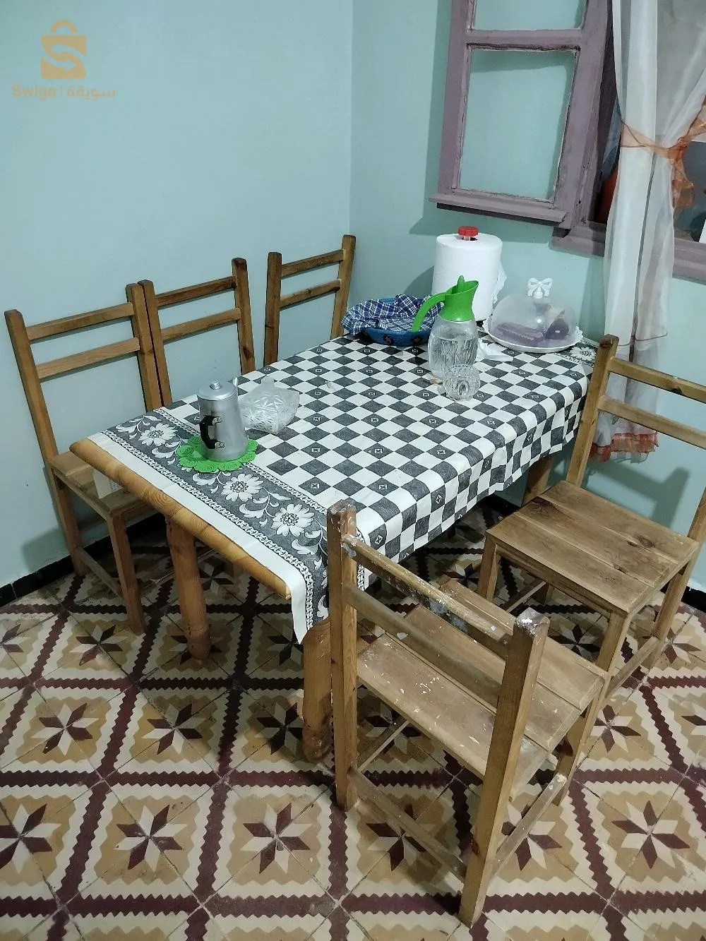 طاولة اكل  مع خمسة(05) كراسي 
 رقم الهاتف 0698091791