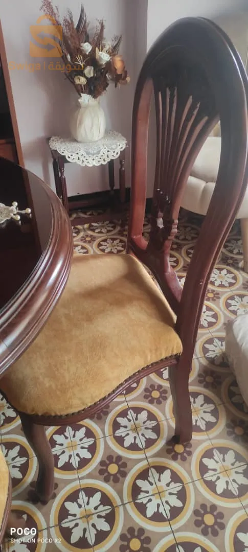 طاولة كبيرة بخشب الآتر