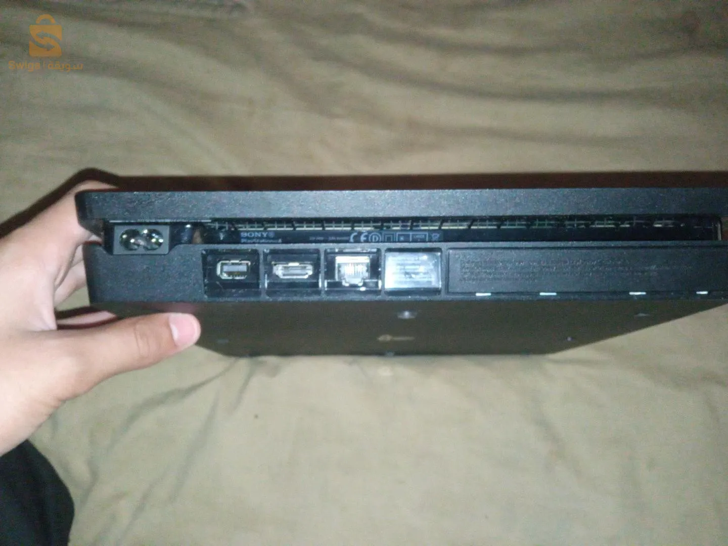 بلاستيشن4 سليم 1T فارسيون 11.02 + مع الباطة تاعهامع يد التحكم تاعها+جميع الاسلاكها+مع قرص  لعبة