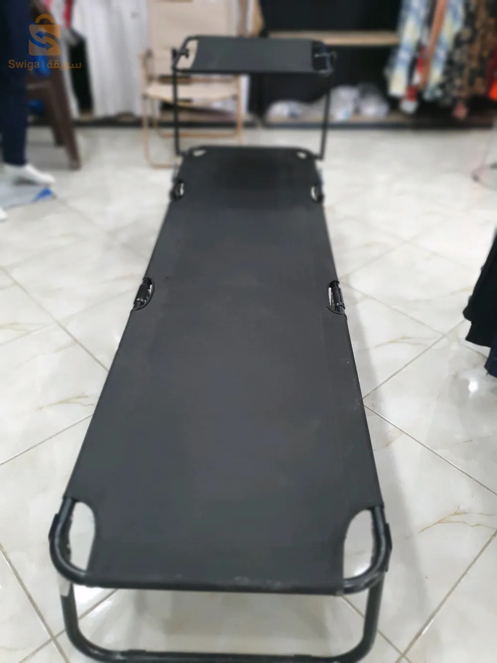 La chaise de plage est équipée d'un parasol