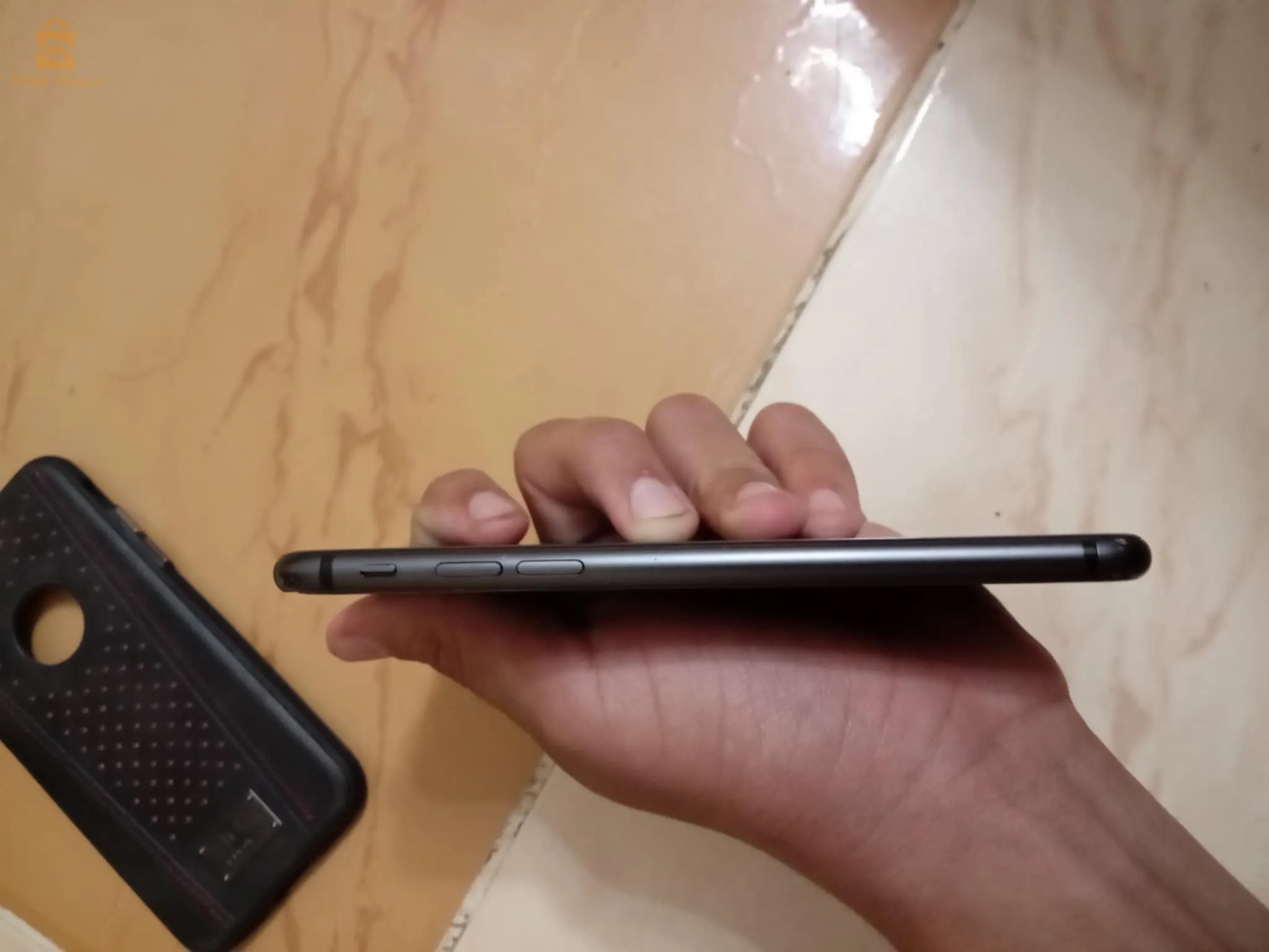 ?iPhone 8 état 8/10 ala gal darba li fi laryar machi mftoh ga3 w machi libiry officiel (mdm) batry 89 stocag 64