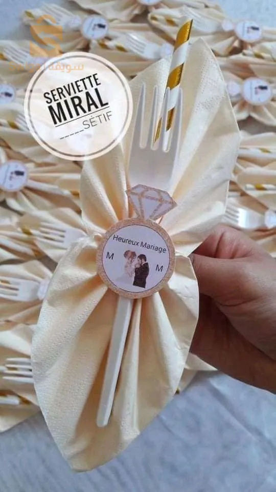 مناديل مطوية وتوزيعات