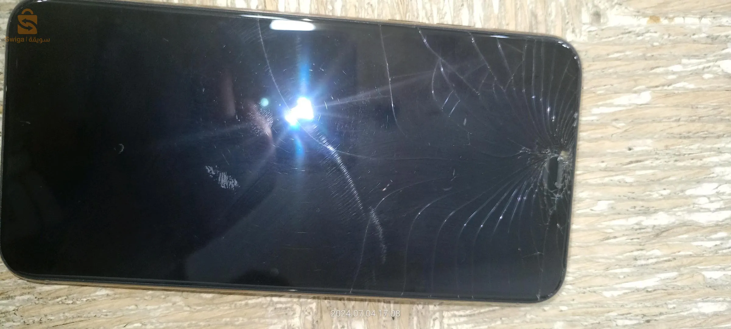 Je dois le retourner pour une batterie à 97% et il a un joint cassé au prix demandé par le client