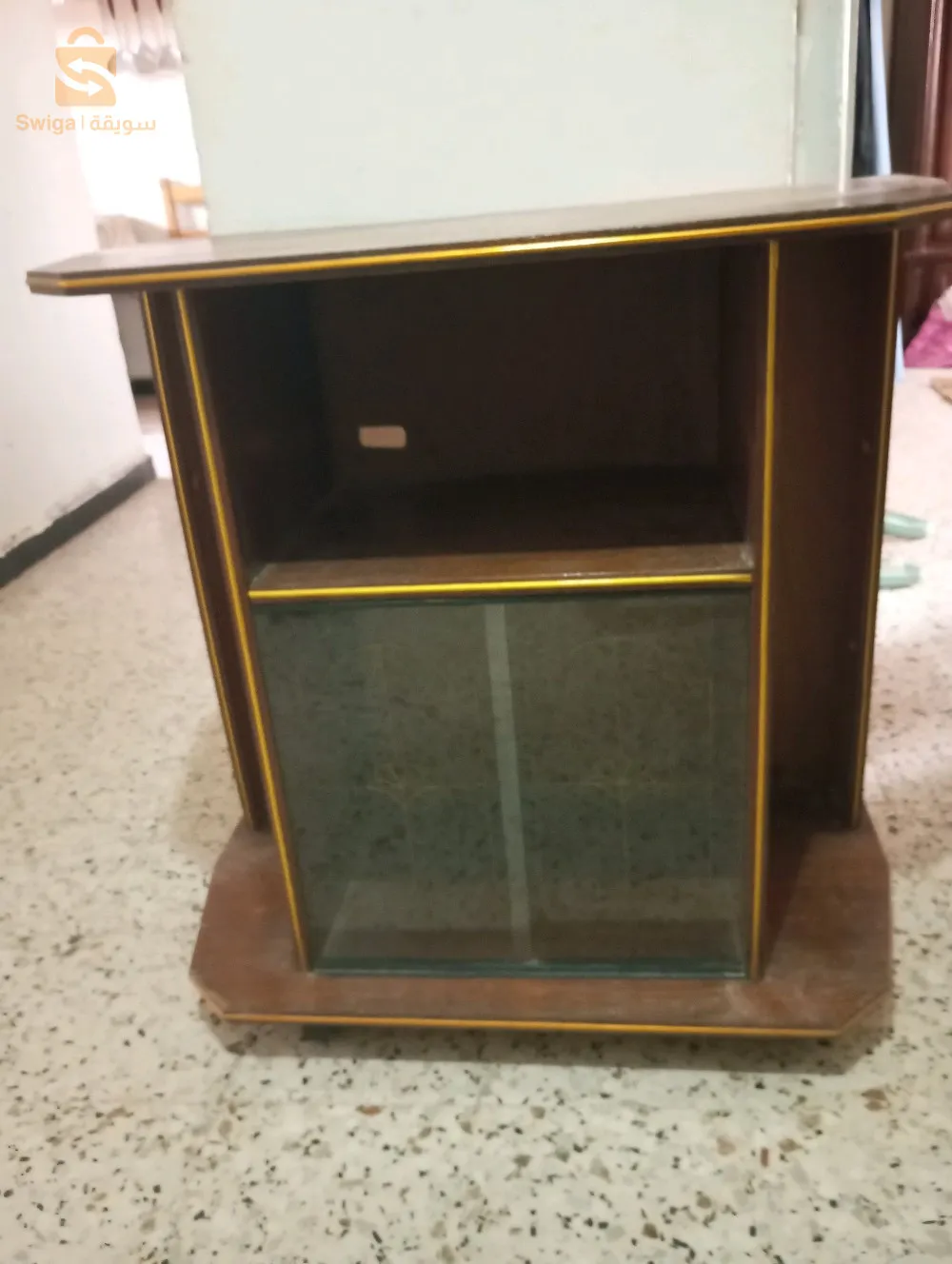 طاولة تلفاز صغير