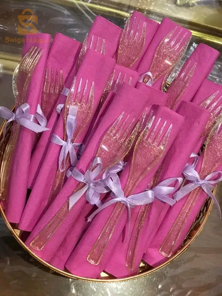 مناديل مطوية وتوزيعات