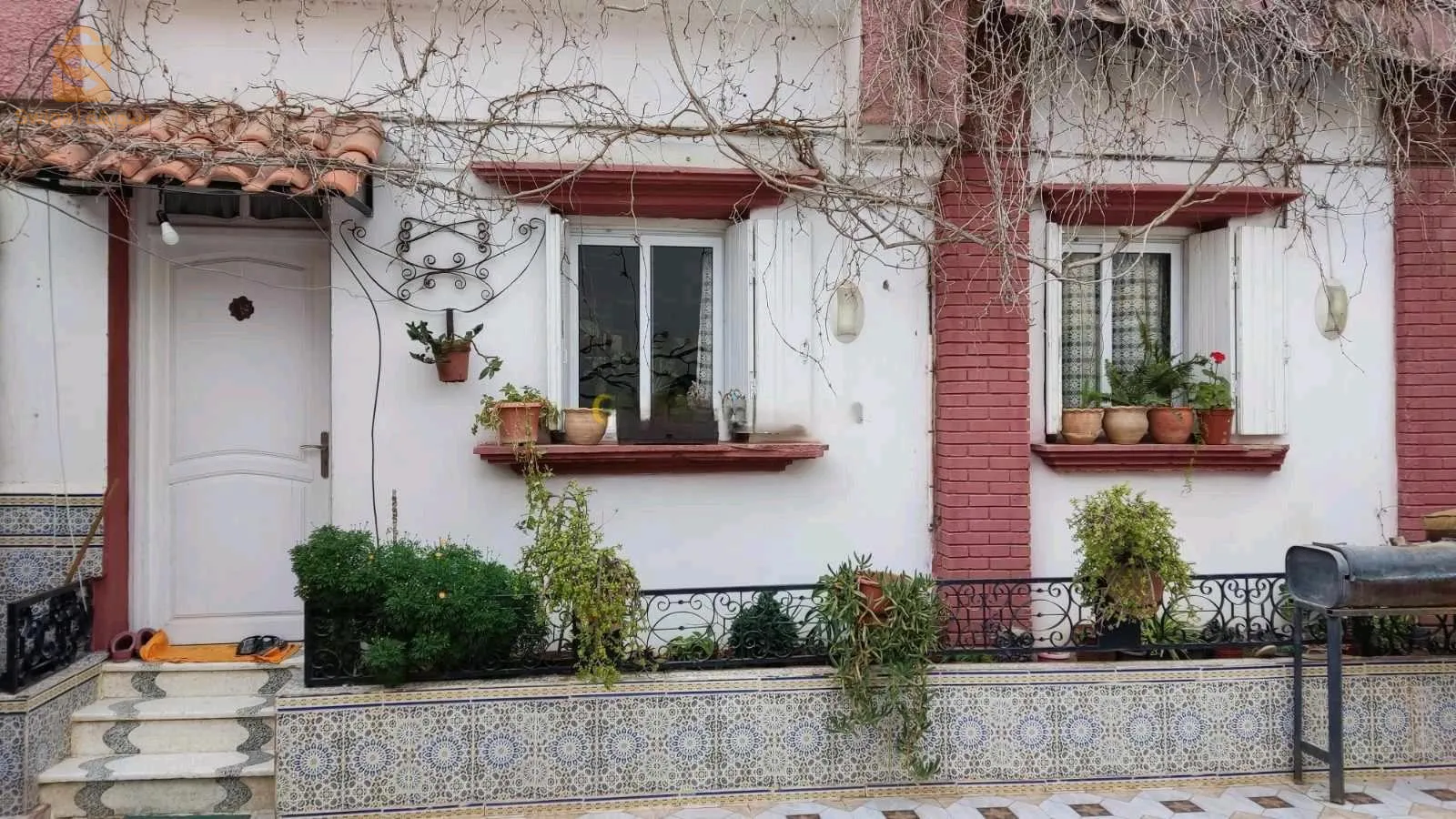 فيلا للبيع بمساحة 592م² بثلاث واجهات يحتوي على ستة غرف و صالون، حمامين، ثلاث مراحيض، مرآب، مسبح عائلي، فناء واسع مع قعدة، خزان ماء 10 آلاف لتر.
كل المرافق العمومية قريبة لأنها تقع في موقع استراتيجي حي الورود (الفيلا روز) ابتدائية على بعد 100 متر، الحي الإداري، مستشفى سليمان عميرات على بعد 500 متر، مسجد النصر على بعد 600 متر، بن طبي على بعد 900 متر على كل حال لا تحتاج سيارة بأه تقضي شغالاتك 
المهتم يتصل على الرقم 
0661253543