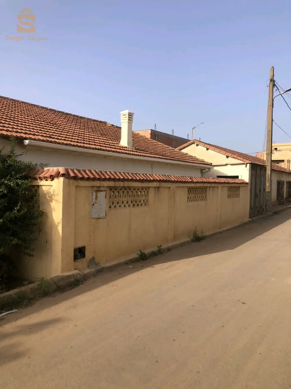 جاهز للبيع مسحته 216 m يتكون من غرفتين و صالون و مطبخ و فناء و مرآب يبعد عن بحر 350 متر عن البحر يتوفر على كل متطلبات حياة (غاز انترنات كهرباء ماء و طريق مجهز و يقرب من ابتدائية و متوسطة 50m و عيادة طبية و مركز بريد و مسجد و قاعة رياضية و طريق وطني رقم24 _100m
ومنزل 10/10 مع مرآب و حديقة