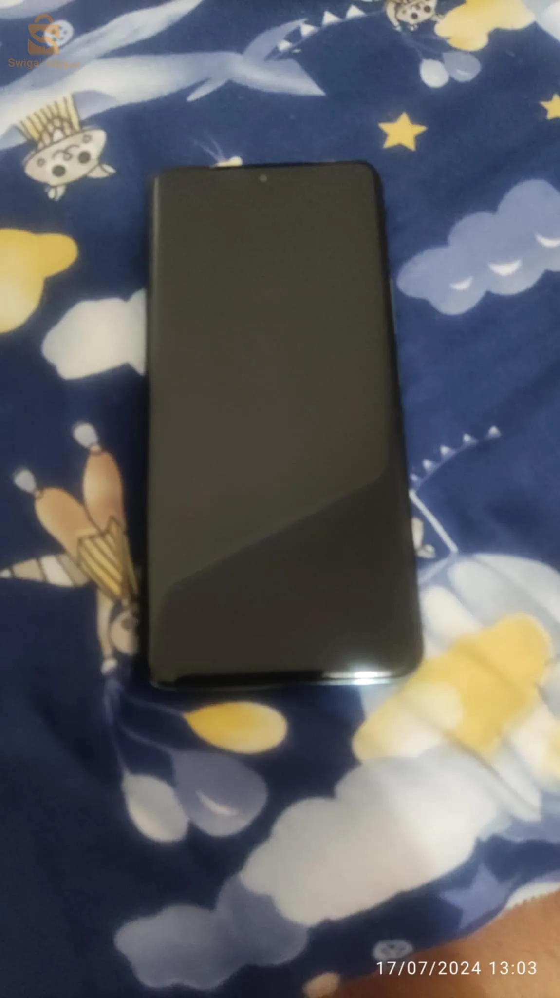 Le Honor 90 est un smartphone haut de gamme qui a été dévoilé en mars dernier. Il est équipé d'un écran AMOLED de 6,7 pouces avec un taux de rafraîchissement de 120 Hz, d'un processeur Qualcomm Snapdragon 8 Gen 1 Accelerated Edition, de 8 Go ou 12 Go de RAM, de 128 Go ou 256 Go de stockage interne, d'une caméra principale de 200 MP, d'une caméra ultra-large de 12 MP, d'une caméra macro de 2 MP et d'une caméra portrait de 50 MP, le tout tournant sur du Android 13. Il dispose également d'une batterie de 4900 mAh avec une SuperCharge de 66 W. Il est disponible en 3 coloris (Diamond silver, Midnight black ou Emerald green).