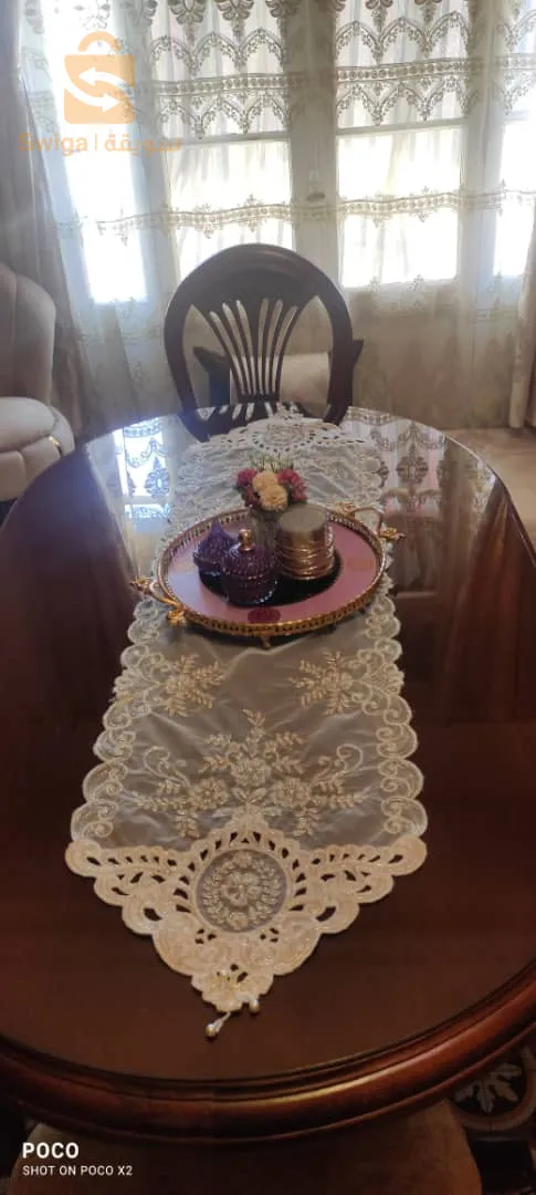 طاولة كبيرة بخشب الآتر