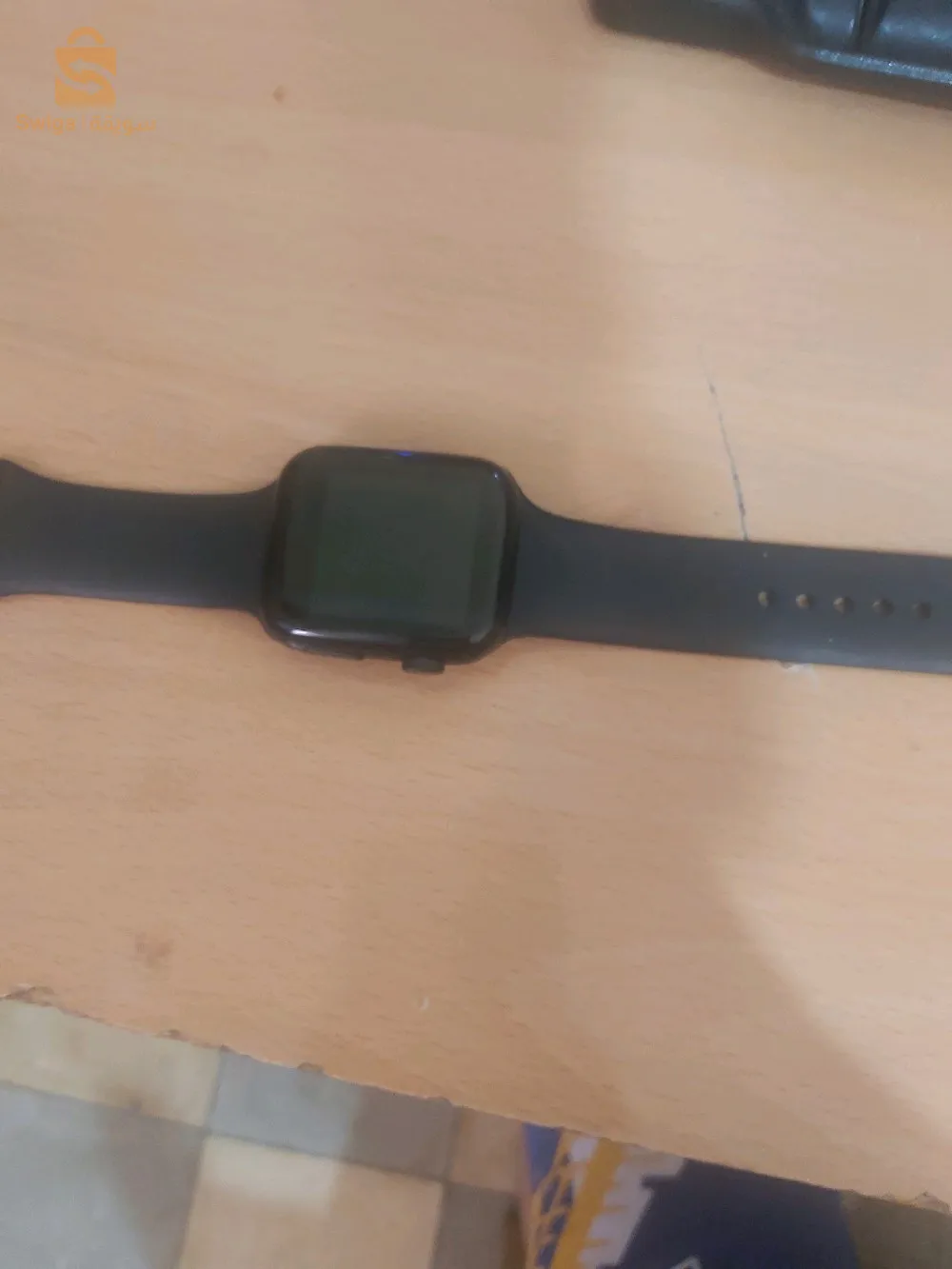 ساعه الكترونيه بيها بالكابل تاعها ونقيه