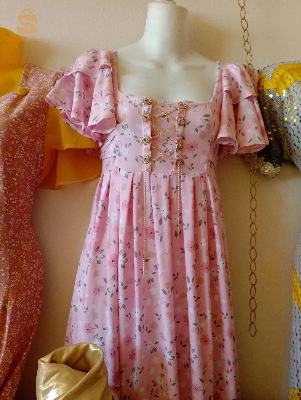 ملابس وفساتين نسائية انيقة ومريحة للمنزل والمناسبات