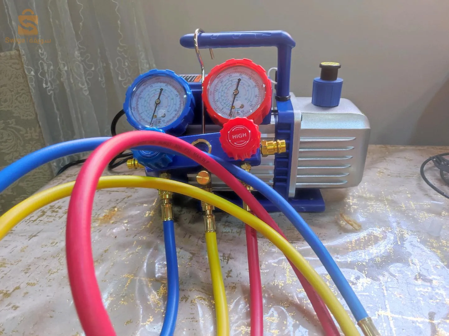 شحن غاز وتركيب مكيفات الهواء بواسطة مضخة تفريغ الهواء