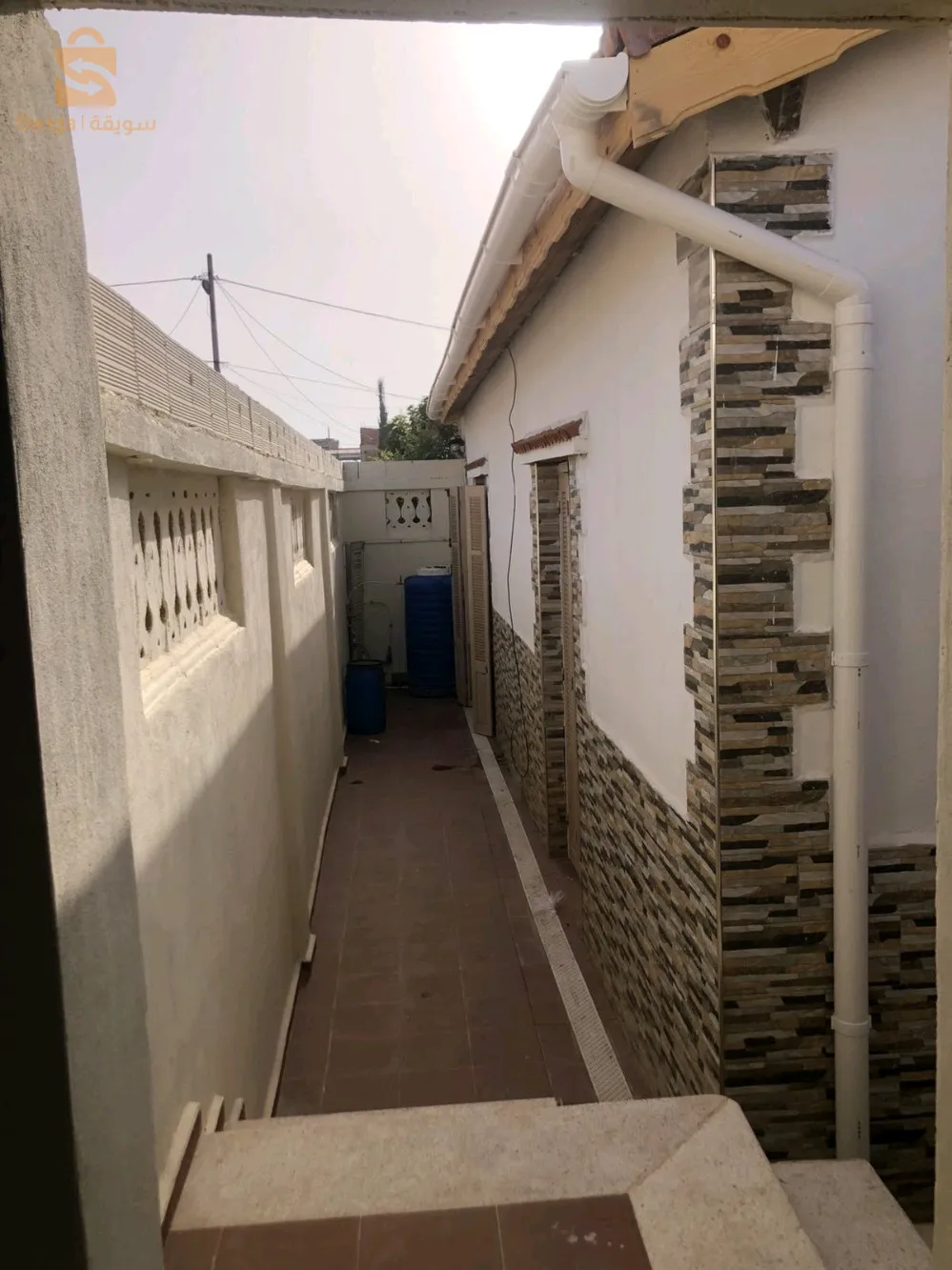 جاهز للبيع مسحته 216 m يتكون من غرفتين و صالون و مطبخ و فناء و مرآب يبعد عن بحر 350 متر عن البحر يتوفر على كل متطلبات حياة (غاز انترنات كهرباء ماء و طريق مجهز و يقرب من ابتدائية و متوسطة 50m و عيادة طبية و مركز بريد و مسجد و قاعة رياضية و طريق وطني رقم24 _100m
ومنزل 10/10 مع مرآب و حديقة