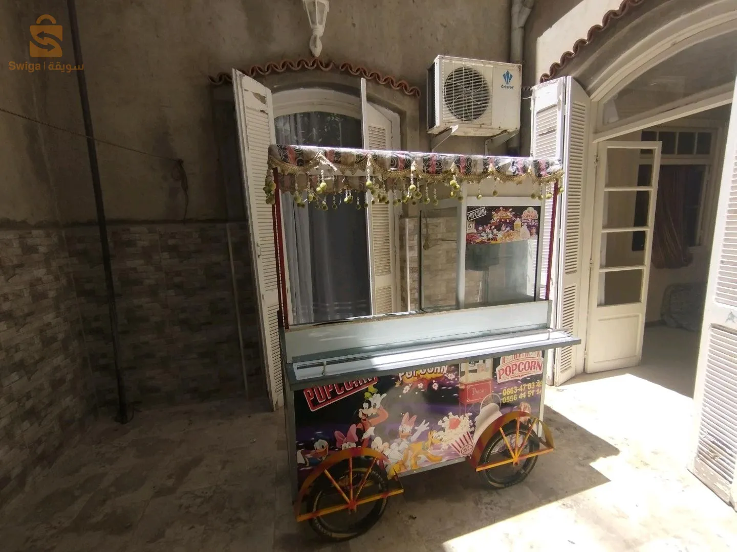 آلة صنع الفشار+طاولة