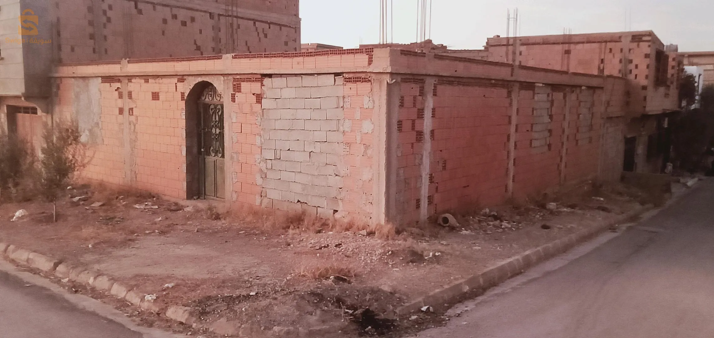 أرض للبيع مساحة 225 م ذات واجهتيت لإسثتمار وجود الماء و الصرف الصحي