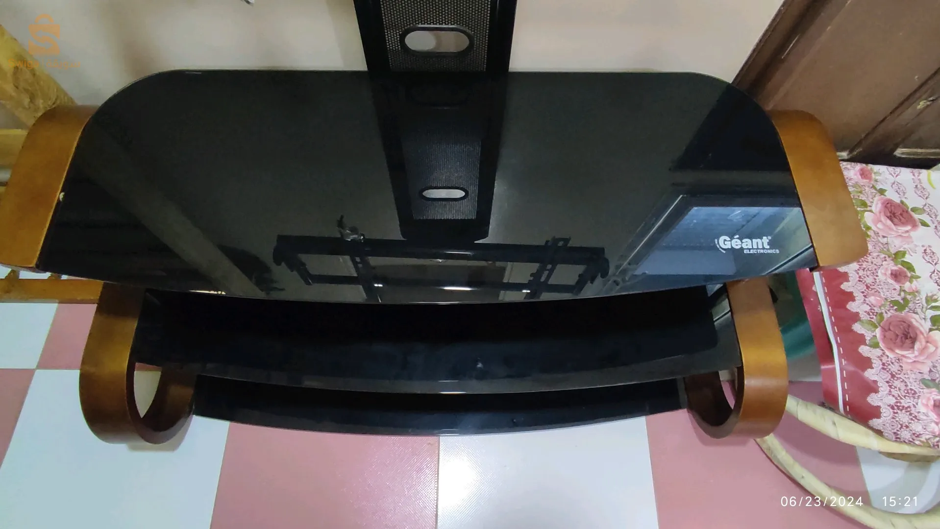 طاولة تلفاز عصرية انيقة من Géant