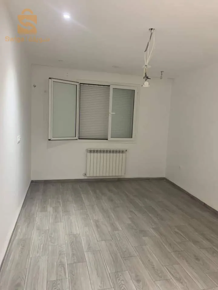 Loue f4 en 3éme étage a sebala (résidence azalia) superficie 130 m2 .cuisine équipée 
Box .chauffage central 
Prix : 9u/mois