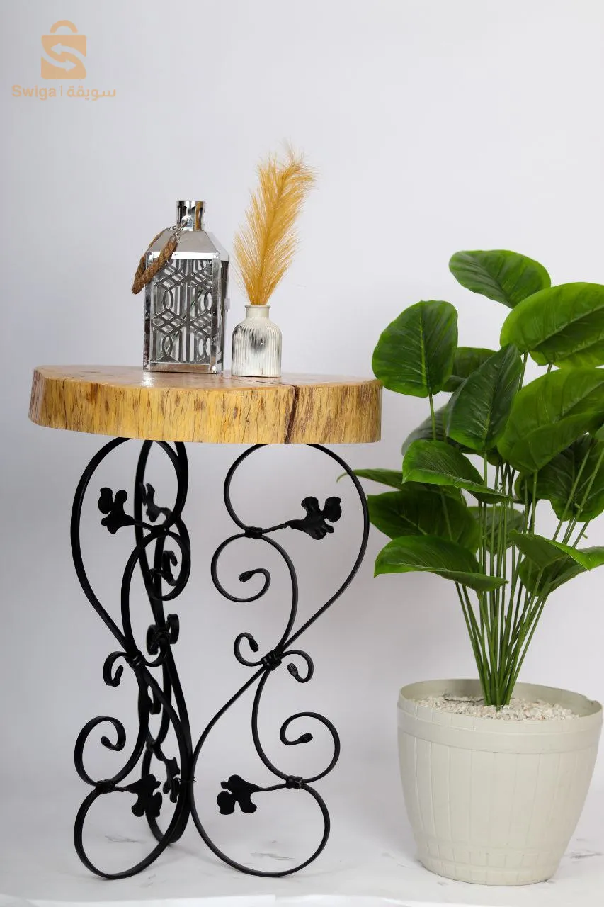 طاولات بالخشب الطبيعي