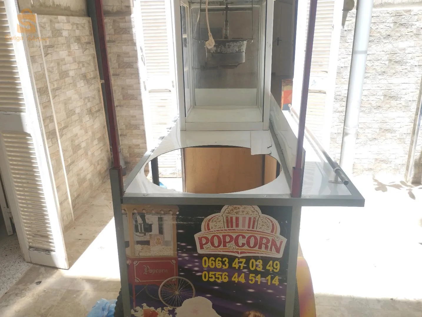 آلة صنع الفشار+طاولة