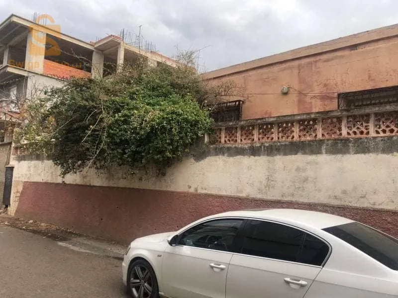 المساحة الكلية 450 المبنية 180 الواجهة 30 تحتوي على جميع الوثائق قابلة للهدم