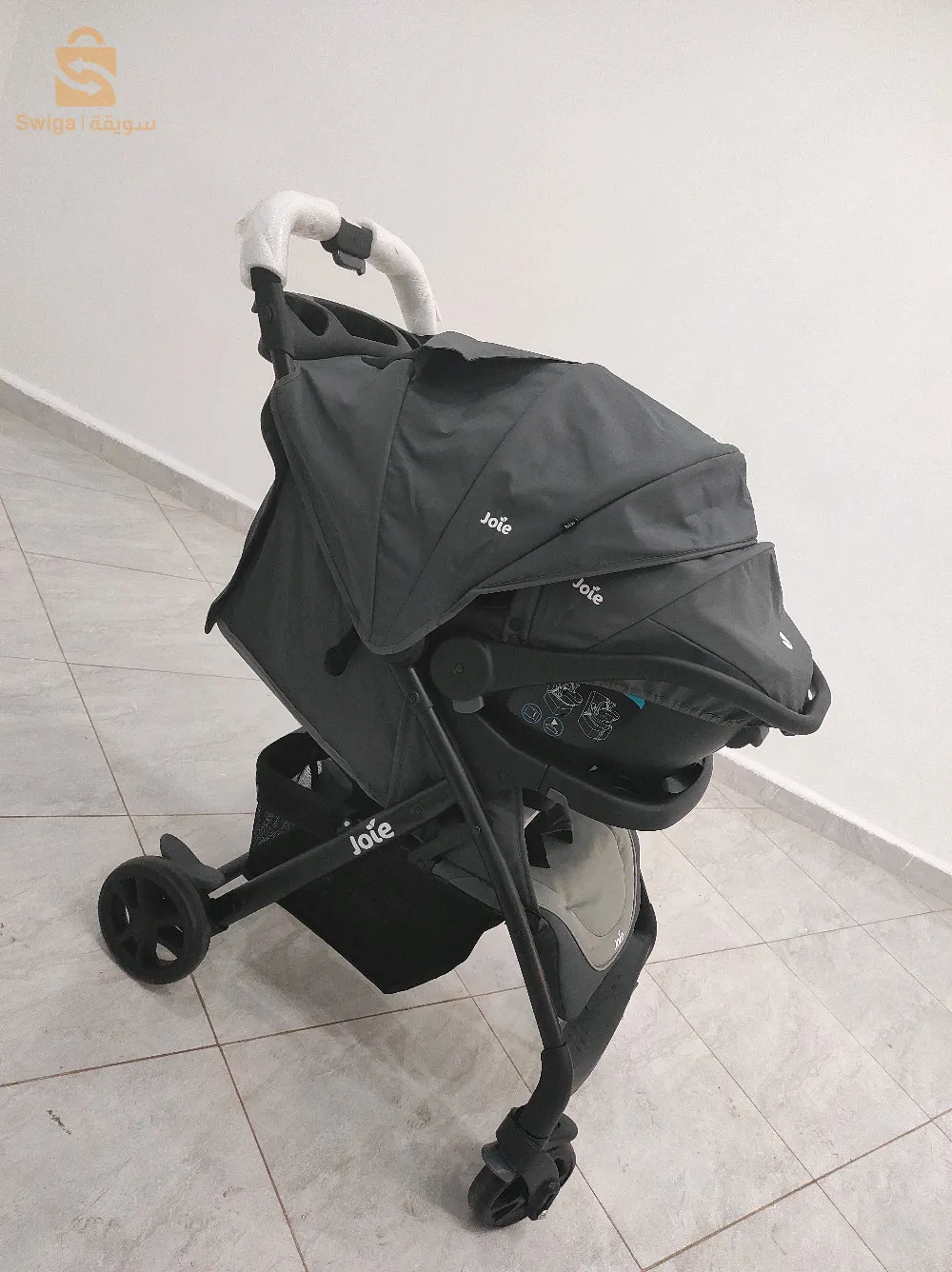 عربة اطفال  مع مقعد اطفال من علامة مسجلة