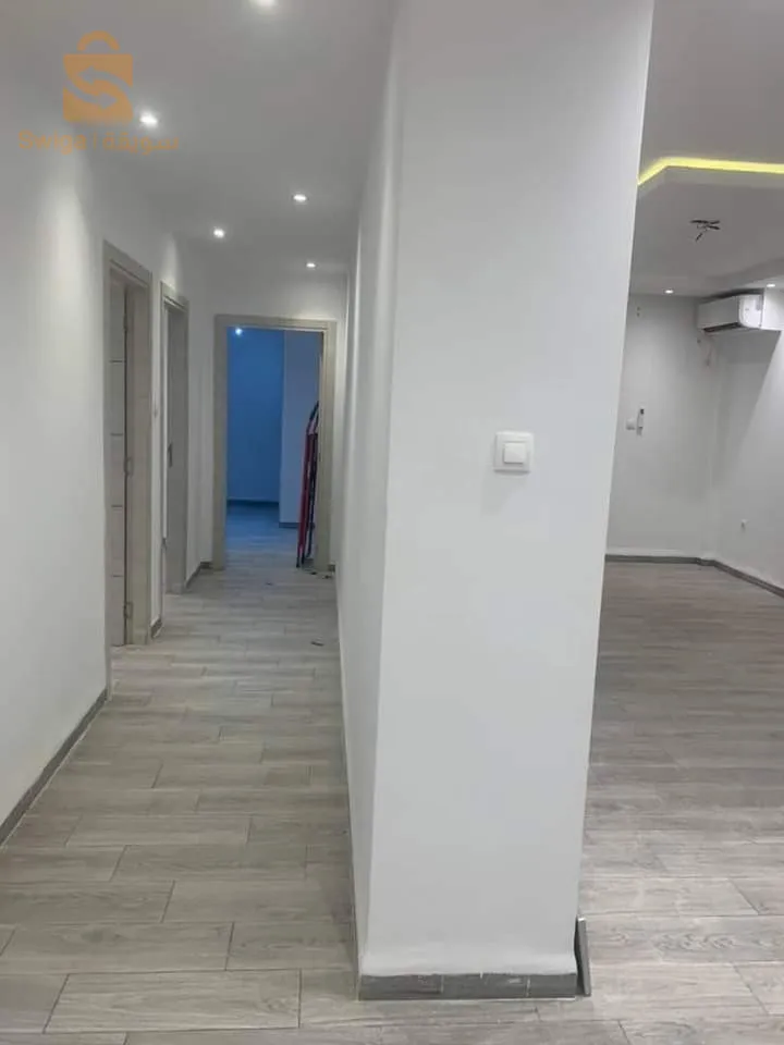 Loue f4 en 3éme étage a sebala (résidence azalia) superficie 130 m2 .cuisine équipée 
Box .chauffage central 
Prix : 9u/mois