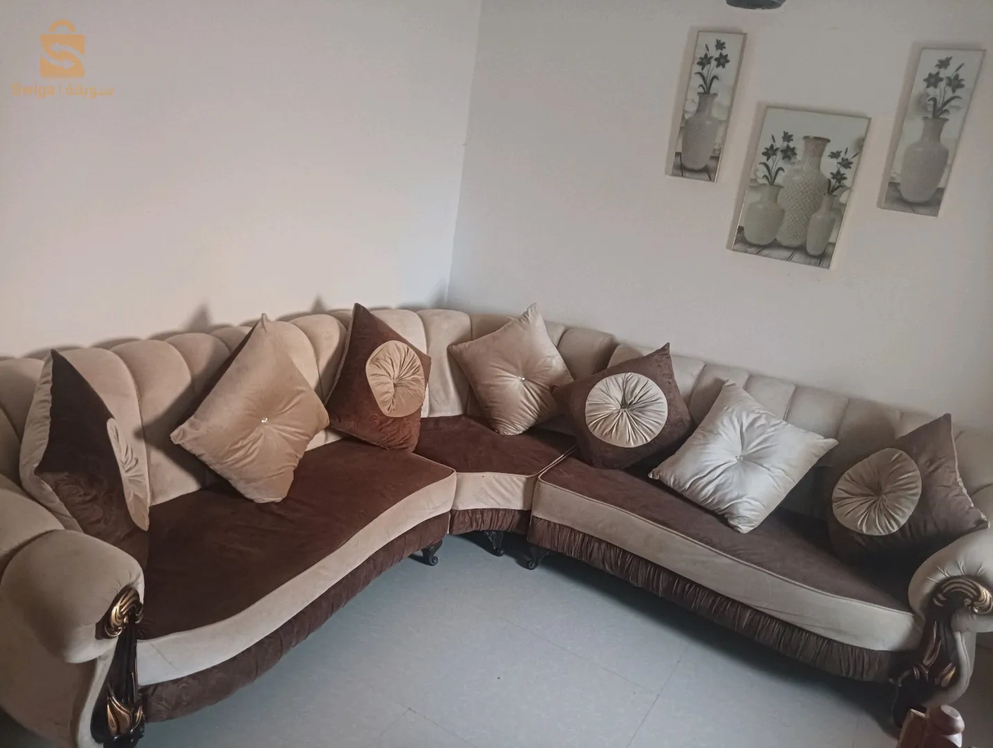 اريكة 
a sofa
un canapé