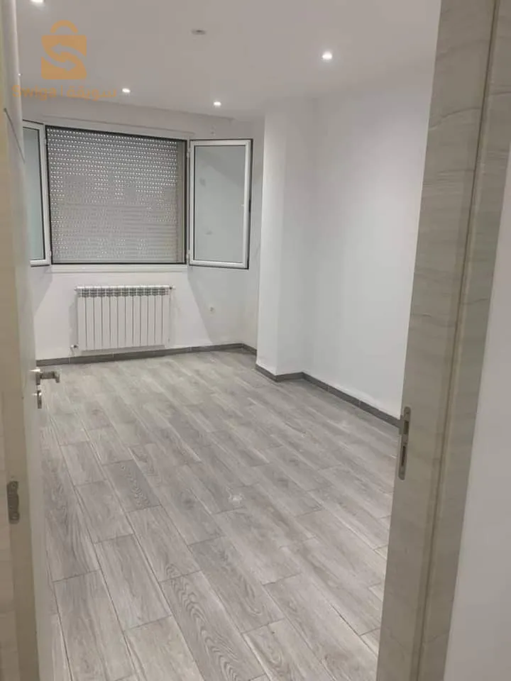 Loue f4 en 3éme étage a sebala (résidence azalia) superficie 130 m2 .cuisine équipée 
Box .chauffage central 
Prix : 9u/mois