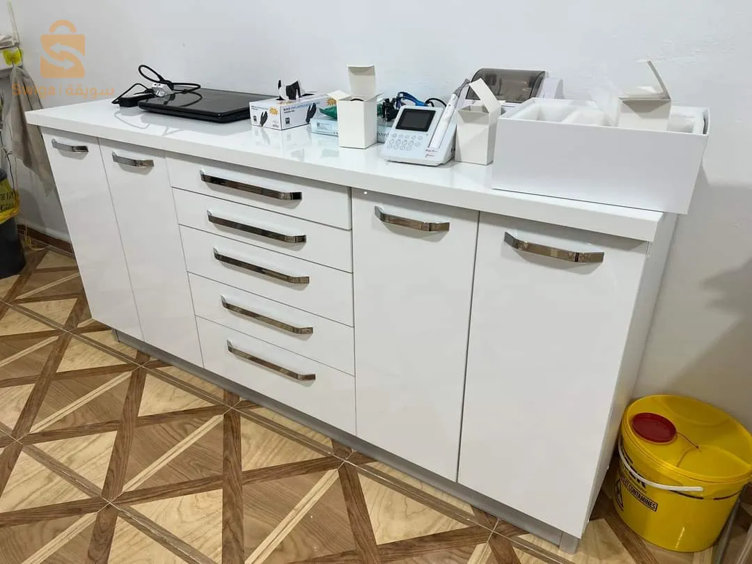 الأثاث الطبي مع الشحن والتركيب في جميع أنحاء الجزائر 
هل تفكر في تجديد عيادتك؟ هل ستنتقل إلى موقع جديد أو تفتح موقعًا جديدًا؟ إذا كانت إجابتك بنعم، فمن المؤكد أنك تبحث بالفعل عن أثاث  طبي ، أو لأي نوع من العيادات التي تفكر في افتتاحها.

يتكيف أي من أثاثنا بسهولة مع الحلول المختلفة
، يمكن تخصيصه بسهولة وفقًا للوحدات أو الملحقات التي يحتاجها نوع العيادة الخاص بك

إذا كنت ستنقل موقع عيادتك، ففكر أولاً فيما إذا كان من الممكن إعادة استخدام أثاثك. لا تنتظر حتى اللحظة الأخيرة للتحقق مما إذا كان الأثاث يناسب المساحة الجديدة. قم بإجراء القياسات في أسرع وقت ممكن وتحقق من المساحة الجديدة التي يمكنهم وضعها فيها. كما أن التوصيلات الكهربائية والمياه تتطابق مع الأثاث السابق.

في حالة أن الأثاث السابق يمكن التخلص منه أو كنت تفكر في تجديد الأثاث الحالي، فلا تقلق، كل شيء سيكون أكثر بساطة، حيث أن مصنعي الأثاث الطبي أنفسهم سيكونون مسؤولين عن قياس كل شيء. هناك ثروة من الأثاث الطبي لعيادتك والتي ستوفر لك بيئة رعاية المرضى التي طالما حلمت بها.

 إذا لم تكن التوصيلات الكهربائية والمياه جاهزة بعد، فاستشرنا قبل القيام بعملية التوزيع. من خلال سنوات خبرتنا في تصنيع وتركيب الأثاث في العديد من العيادات  الطبية