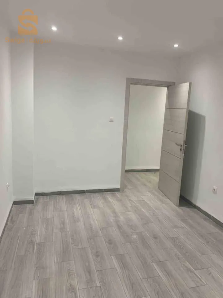 Loue f4 en 3éme étage a sebala (résidence azalia) superficie 130 m2 .cuisine équipée 
Box .chauffage central 
Prix : 9u/mois